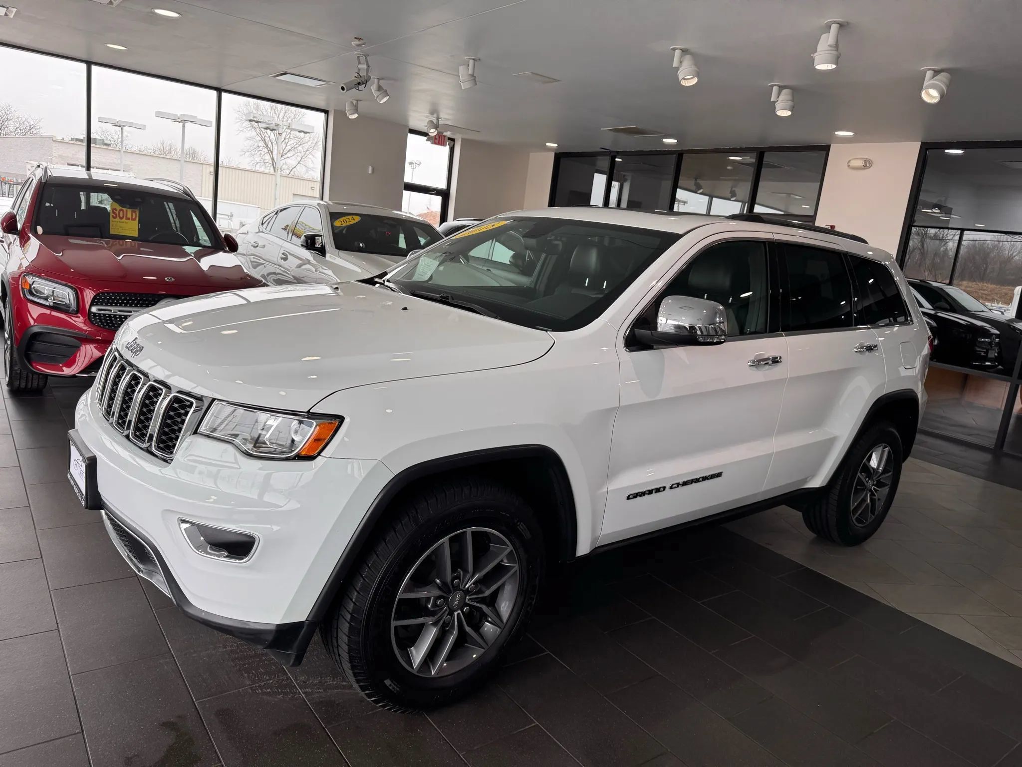 Used 2018 Jeep Grand Cherokee Limited AWD/4WD image 2