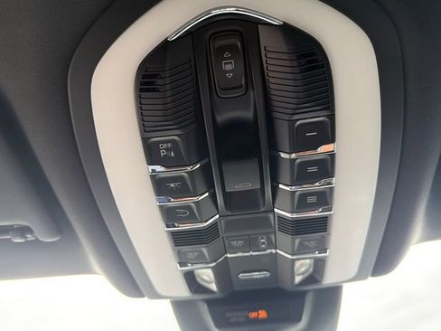 Used 2018 Porsche Macan AWD/4WD image 26