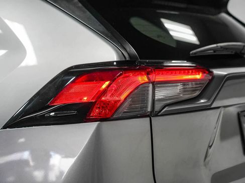 Certified 2021 Toyota RAV4 LE AWD/4WD image 11