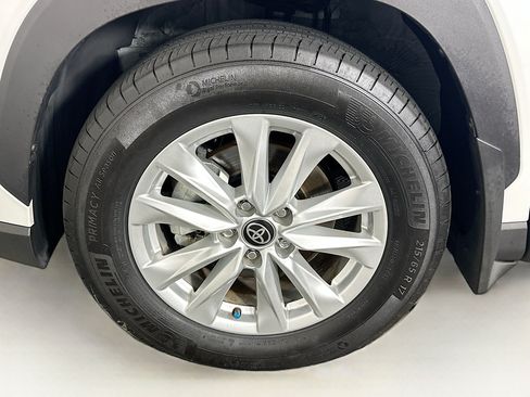 Used 2025 Toyota Corolla Cross LE FWD image 11
