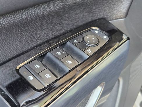 Used 2025 Nissan Pathfinder SL FWD image 12