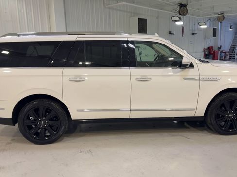 Used 2024 Lincoln Navigator L Reserve image 2