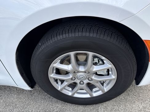 Used 2025 Chrysler Pacifica Select image 12