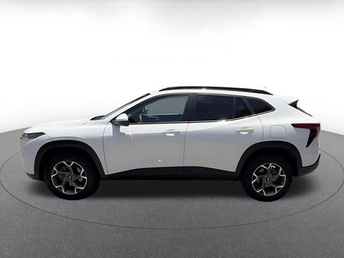 Used 2025 Chevrolet Trax LT FWD image 7