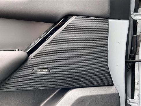 Used 2025 Land Rover Range Rover Velar Dynamic SE image 32