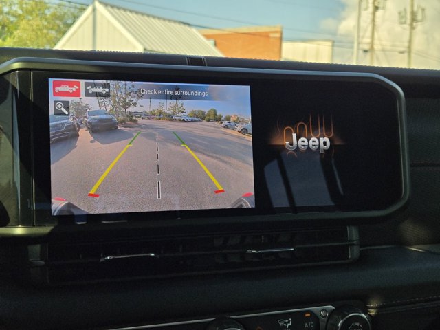 Used 2024 Jeep Gladiator Rubicon w/ Technology Group AWD/4WD image 32