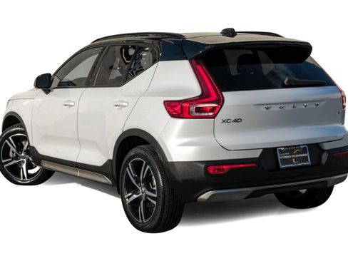 Used 2021 Volvo XC40 T4 R-Design image 10