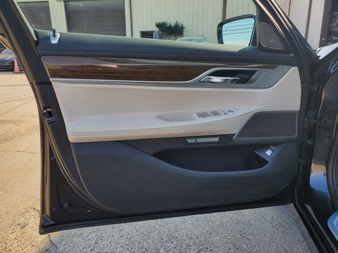 Used 2018 BMW 750i xDrive image 23