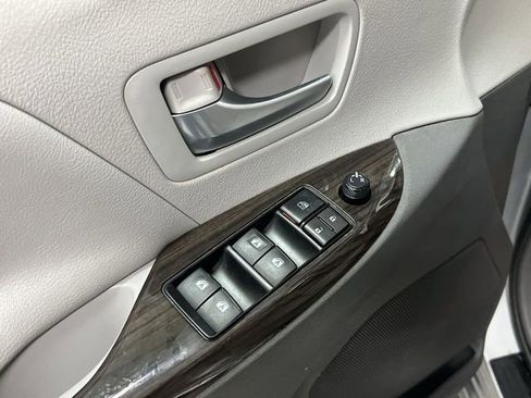 Used 2015 Toyota Sienna XLE image 23