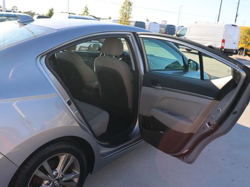 Used 2017 Hyundai Elantra SE image 14