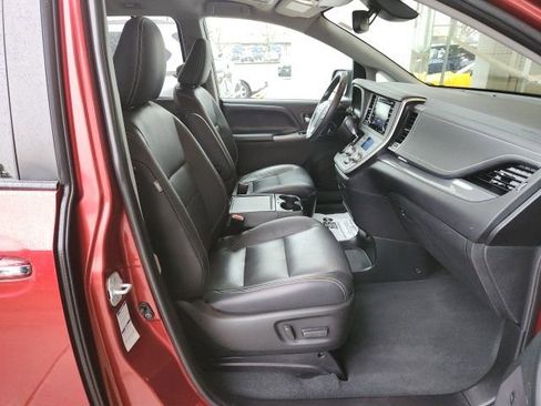 Used 2020 Toyota Sienna SE image 27