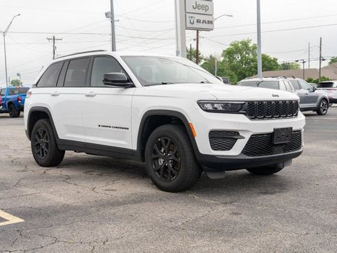 Used 2025 Jeep Grand Cherokee Altitude AWD/4WD image 7