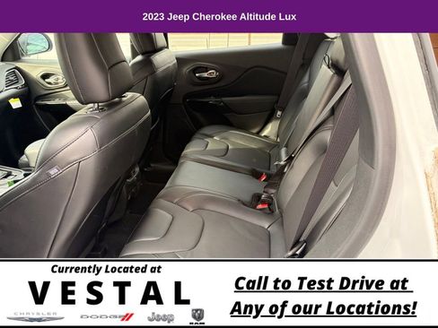 Used 2023 Jeep Cherokee Altitude Lux image 14