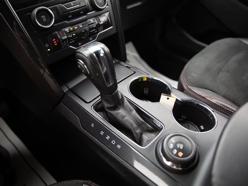 Used 2018 Ford Explorer XLT w/ Equipment Group 202A image 15