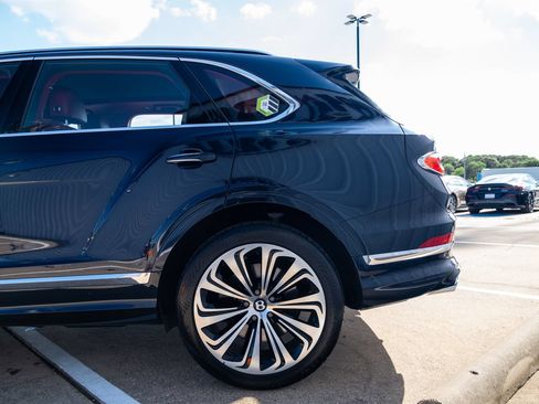 Used 2021 Bentley Bentayga AWD/4WD image 11