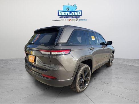 Certified 2025 Jeep Grand Cherokee Limited w/ Black Appearance Package image 5