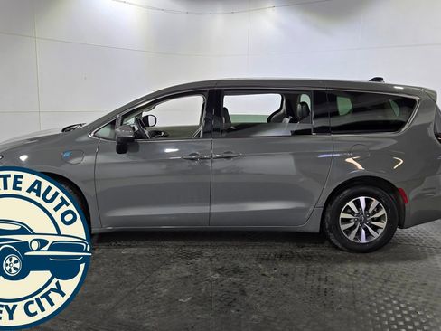 Used 2023 Chrysler Pacifica Touring-L image 5