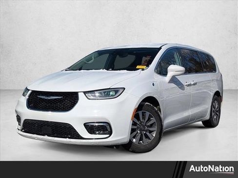 Used 2022 Chrysler Pacifica Touring-L image 1