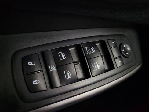 Used 2019 Jeep Cherokee Latitude Plus w/ Cold Weather Group AWD/4WD image 27