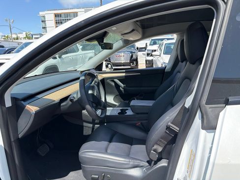 Used 2023 Tesla Model Y 2WD image 33