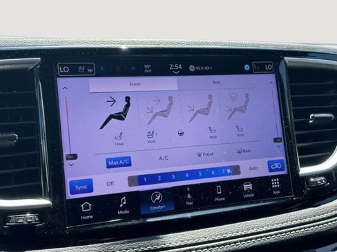 Used 2025 Chrysler Pacifica Limited FWD image 12
