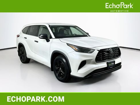 Used 2023 Toyota Highlander L FWD image 1