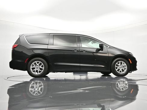 Certified 2023 Chrysler Pacifica Touring-L image 42