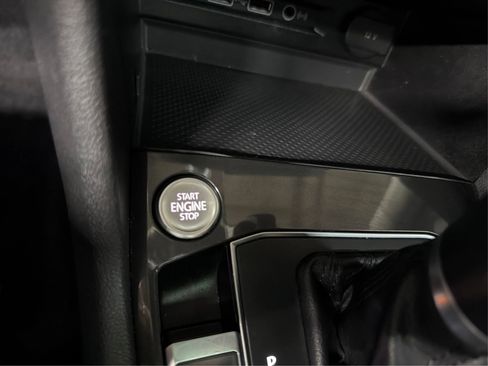 Used 2018 Volkswagen Tiguan SEL Premium FWD image 26