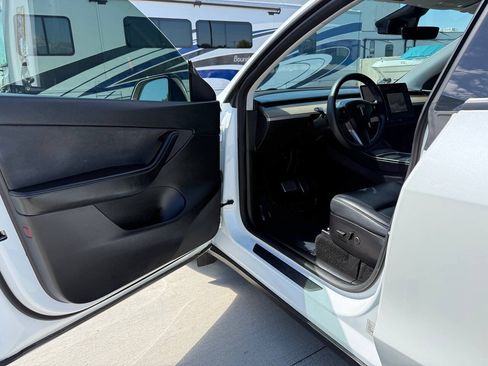 Used 2021 Tesla Model Y Long Range AWD/4WD image 17