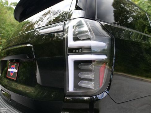 Used 2024 GMC Yukon XL SLT w/ SLT Luxury Package image 45