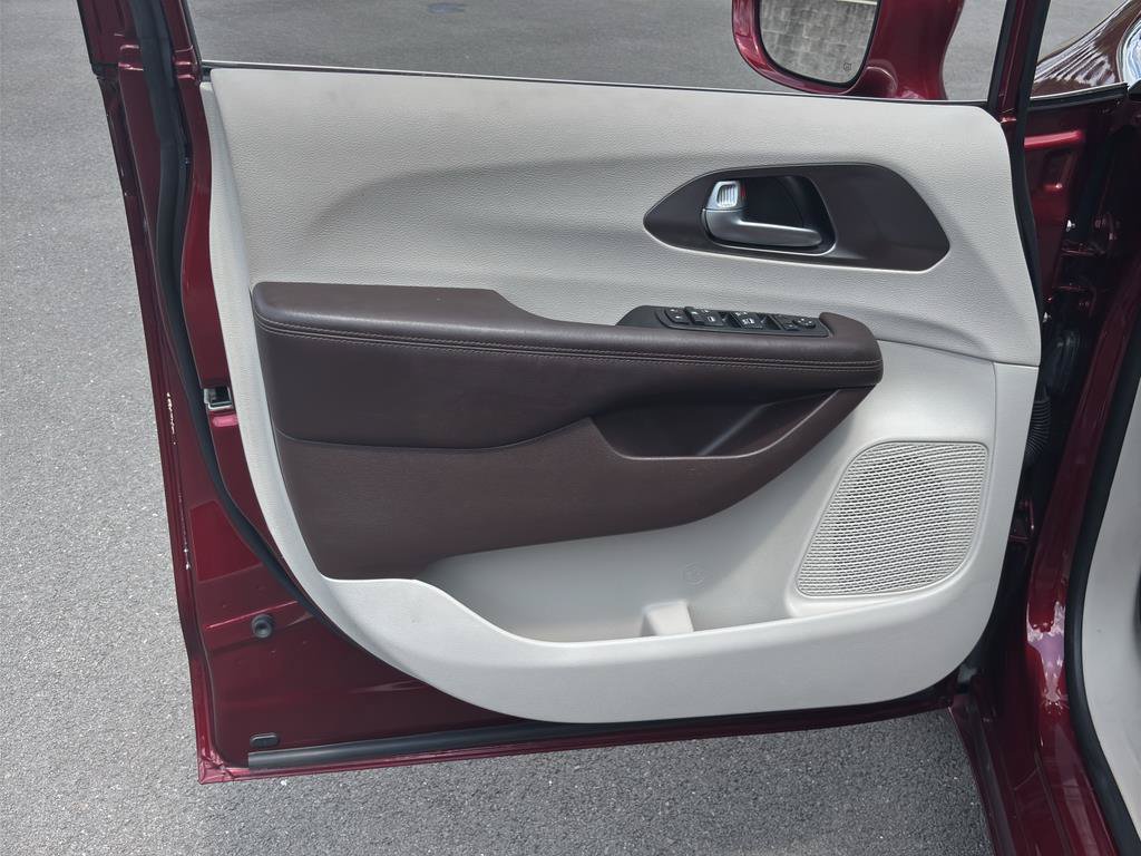 Used 2017 Chrysler Pacifica Touring-L w/ Tire & Wheel Group FWD image 19