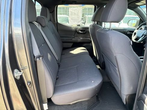 Used 2016 Toyota Tacoma TRD Sport AWD/4WD image 10