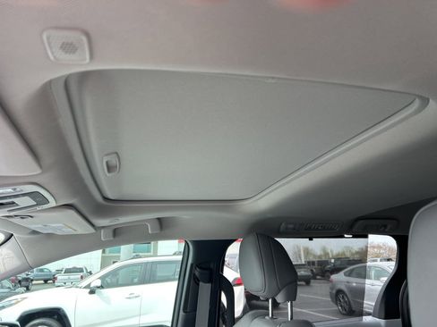 Used 2025 Toyota Sienna XLE image 5