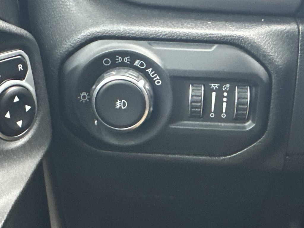 Used 2018 Jeep Wrangler Unlimited Sport S AWD/4WD image 25