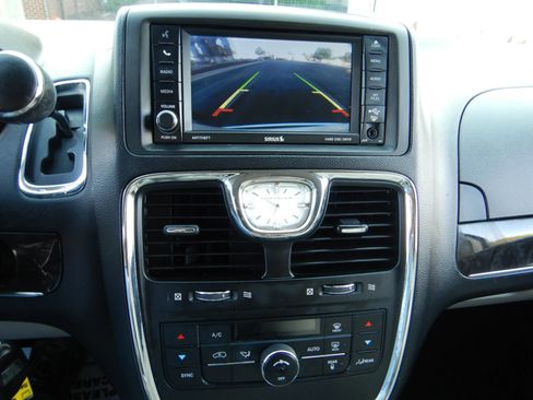 Used 2013 Chrysler Town & Country Touring FWD image 14