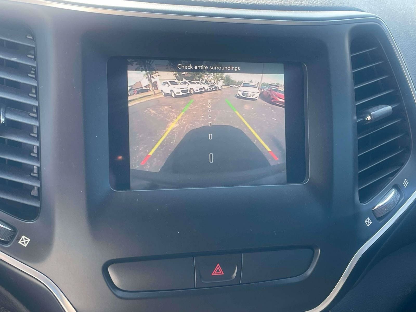 Used 2020 Jeep Cherokee Latitude FWD image 16