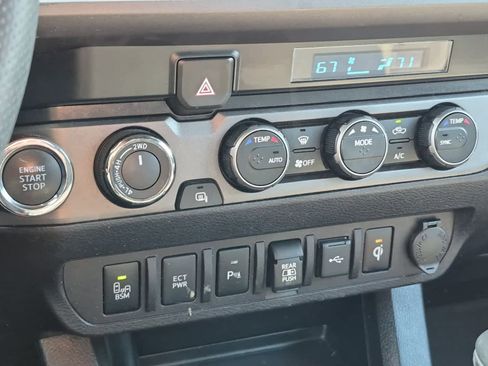 Used 2021 Toyota Tacoma TRD Sport w/ Technology Package image 17