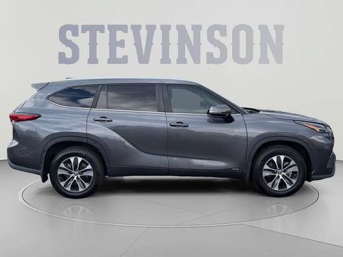 Used 2023 Toyota Highlander XLE AWD/4WD image 6