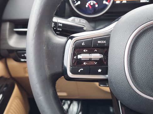 Used 2024 Kia Carnival EX image 27