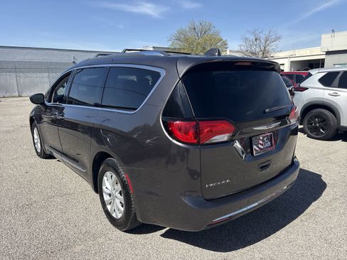 Used 2019 Chrysler Pacifica Touring-L image 12