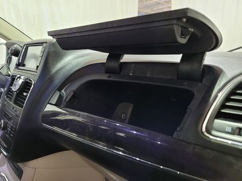 Used 2015 Chrysler Town & Country Touring w/ Driver Convenience Group image 54