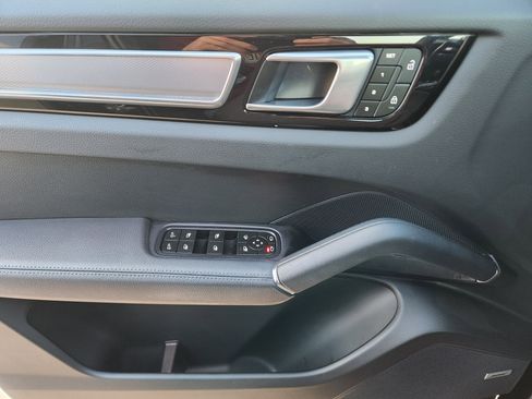 Used 2023 Porsche Cayenne Platinum Edition image 21