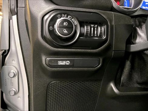 Used 2020 Jeep Gladiator Overland AWD/4WD image 35