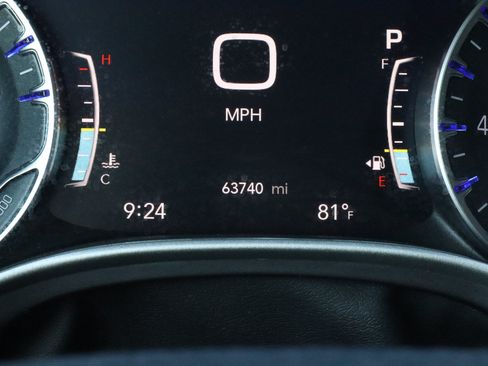 Used 2024 Chrysler Pacifica Touring-L FWD image 32