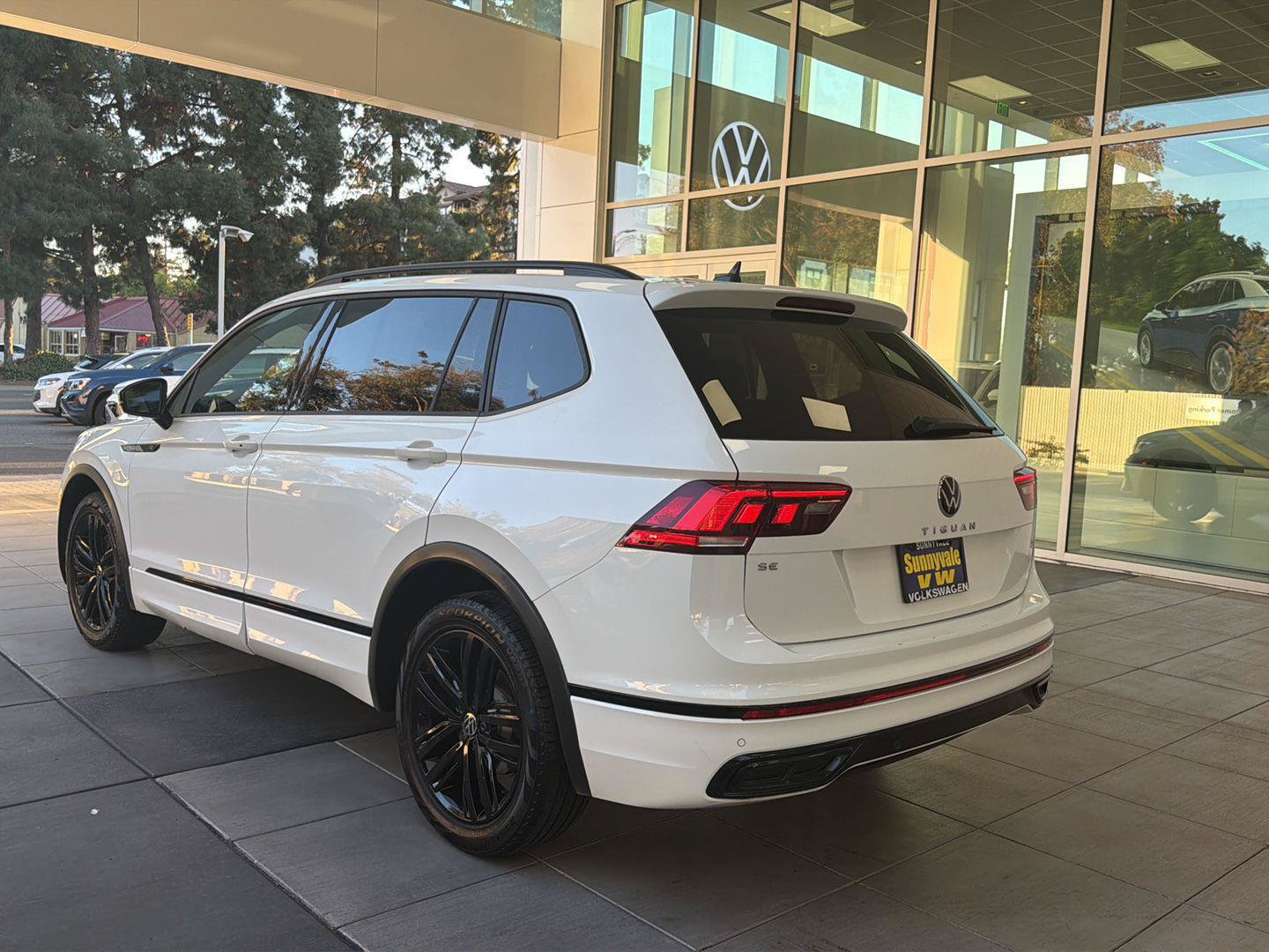 Certified 2022 Volkswagen Tiguan SE R-Line FWD image 3