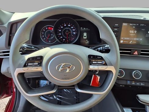 Used 2023 Hyundai Elantra SE w/ Cargo Package image 12