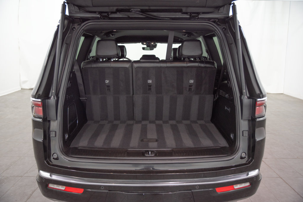 Used 2025 Jeep Wagoneer Series II w/ 8-Passenger Seating Package AWD/4WD image 13