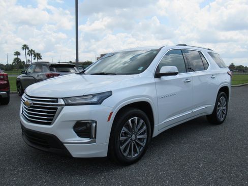 Used 2023 Chevrolet Traverse Premier FWD image 3