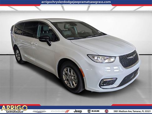 New 2026 Chrysler Pacifica Select image 1