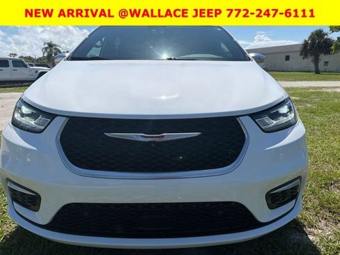 Used 2022 Chrysler Pacifica Pinnacle FWD image 2